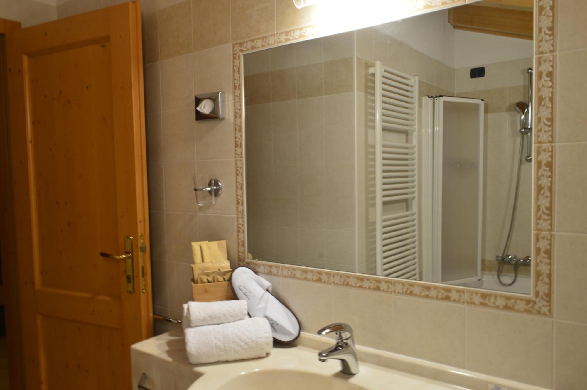 Hotel Garni Sant'Antonio Con Spa 마돈나 디 캄필리오 외부 사진