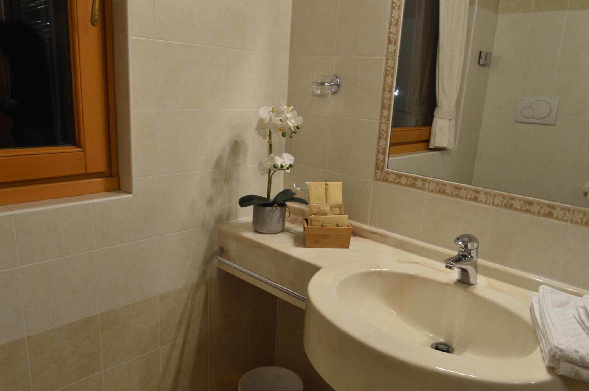 Hotel Garni Sant'Antonio Con Spa 마돈나 디 캄필리오 외부 사진